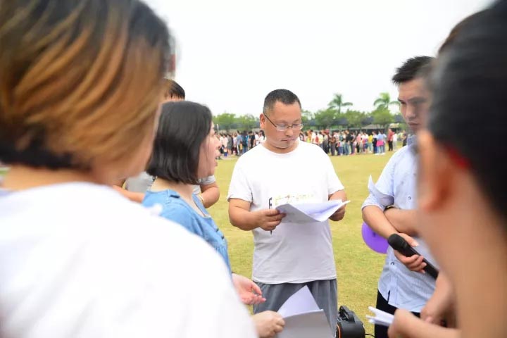 口哨發(fā)令、旗幟落下，比賽的完美呈現(xiàn)，離不開裁判員的辛苦付出，低調(diào)是他們的代名詞