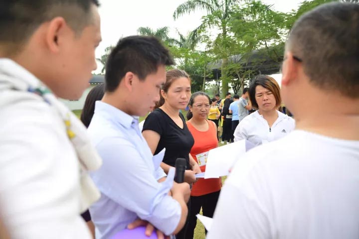 口哨發(fā)令、旗幟落下，比賽的完美呈現(xiàn)，離不開裁判員的辛苦付出，低調(diào)是他們的代名詞