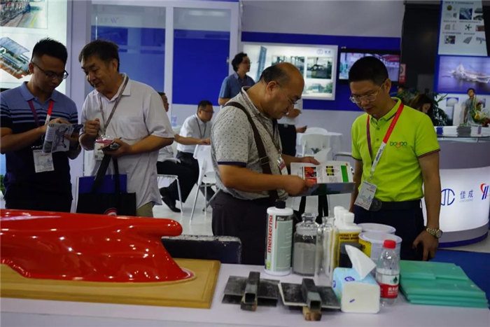 廣東博皓團(tuán)隊(duì)耐心為不斷前來(lái)領(lǐng)取資料有意咨詢的賓客進(jìn)行耐心講解，始終堅(jiān)持用專業(yè)的技術(shù)知識(shí)為客戶提供最優(yōu)的解決方案-1